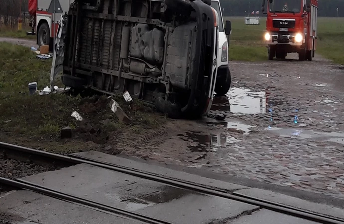 W czwartek rano samochód dostawczy wjechał wprost po pociąg relacji Działdowo-Olsztyn. Nikt nie ucierpiał, ale kierowca odpowie przed sądem.